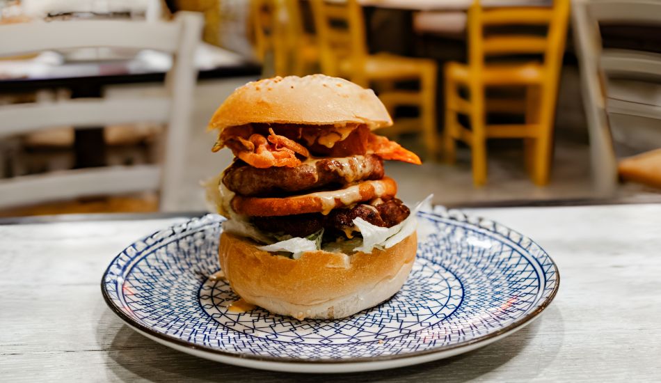 Il 28 maggio si festeggia il World Hamburger Day, un evento internazionale che mette al centro dell'attenzione uno dei piatti più amati e diffusi in tutto il mondo