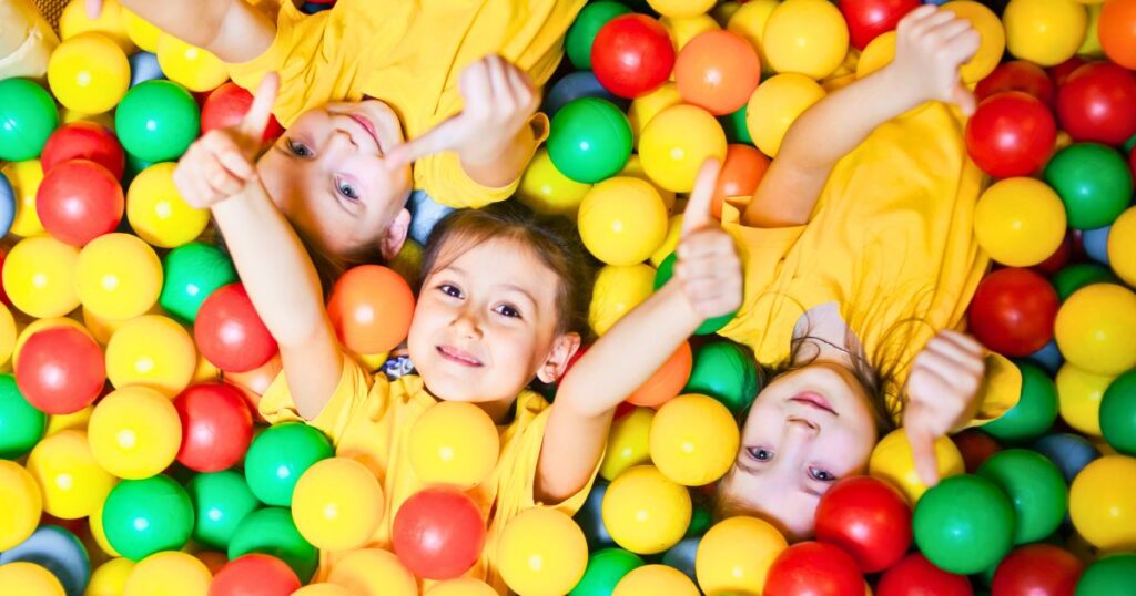 il gioco non è solo un'attività ricreativa, ma un potente strumento educativo che supporta la crescita fisica, emotiva e cognitiva dei bambin